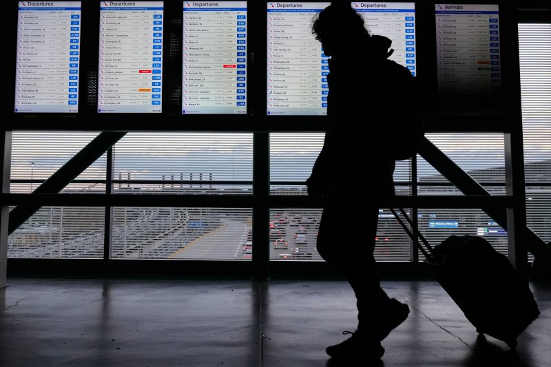 [시카고=AP/뉴시스]미국 연방정부 셧다운(업무중단)이 34일째 지속되고 있는 3일(현지 시간) 미국 시카고 오헤어국제공항에서 여행객이 이동하고 있다. 2025.11.04.