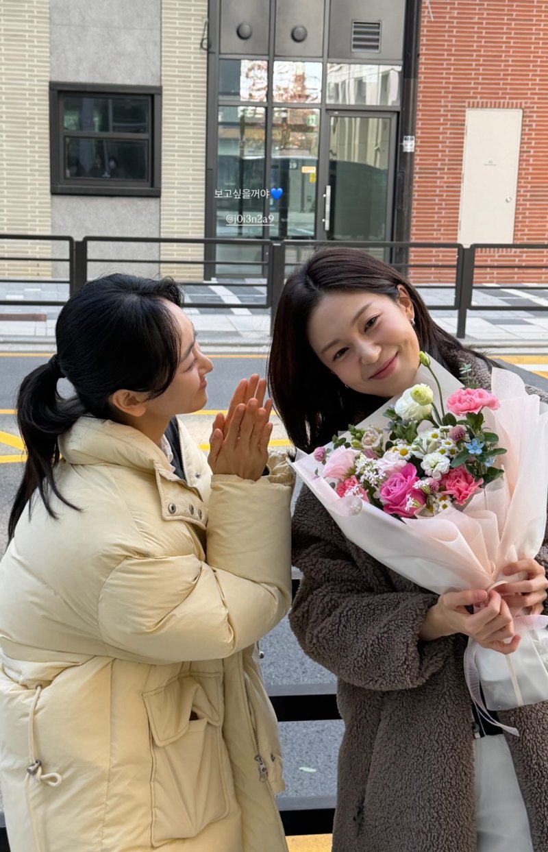 백진희 물오른 미모…꽃다발 들고 활짝