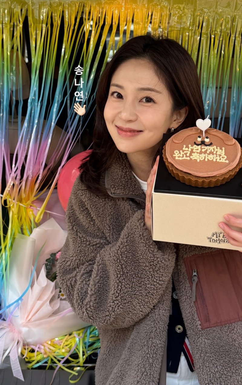 백진희 물오른 미모…꽃다발 들고 활짝