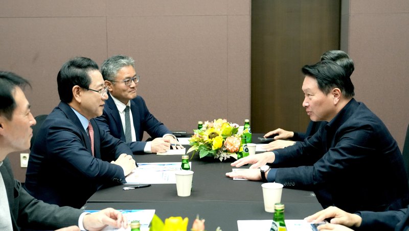 김영록 전라남도지사가 3일 서울 코엑스 오픈미팅룸에서 SK 최태원회장과 면담을 갖고 ‘오픈AI AI데이터센터’ 등과 관련해 SK 그룹 투자협의를 하고 있다.(전남도 제공. 재판매 및 DB금지) 2025.11.3/뉴스1