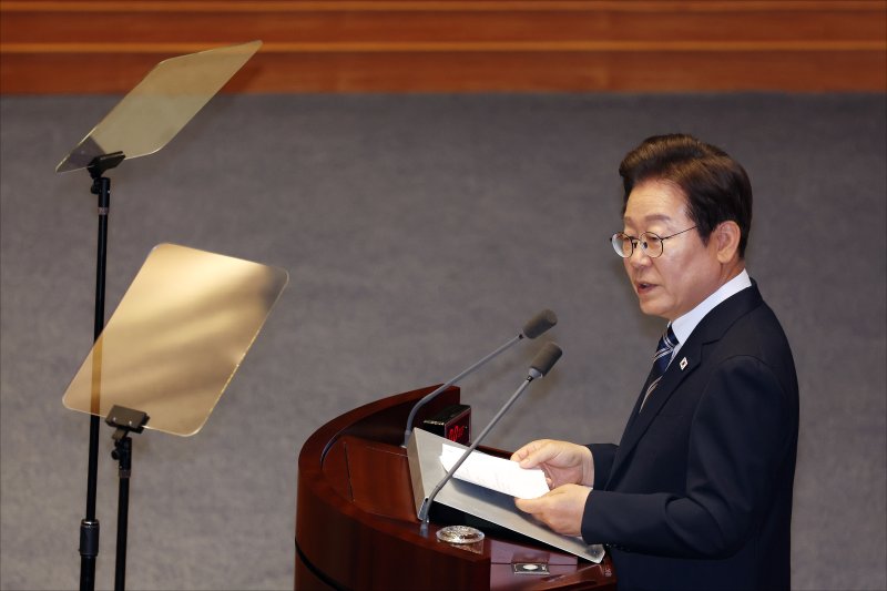 [서울=뉴시스] 국회사진기자단 = 이재명 대통령이 26일 오전 서울 여의도 국회에서 열린 제426회국회(임시회) 제2차 본회의에서 2025년도 제2회 추가경정예산안에 대한 정부의 시정연설을 하고 있다. 2025.06.26. photo@newsis.com