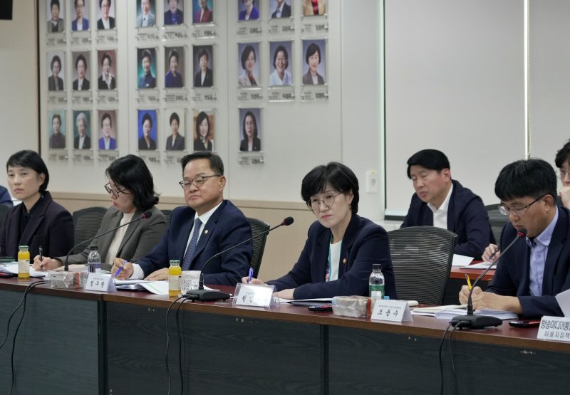 [서울=뉴시스] 권신혁 기자 = 원민경 성평등가족부 장관(가운데 오른쪽)이 정구창 차관(가운데 왼쪽)과 함께 지난달 21일(화) 오후 정부서울청사에서 열린 여성폭력방지위원회 제3전문위원회 회의에 참석하여 성매매·인신매매 방지 과제 추진현황 및 계획에 대해 관계기관, 전문가들과 의견을 나누고 있다. (사진 = 성평등가족부 제공) 2025.10.23. innovation@newsis.com *재판매 및 DB 금지