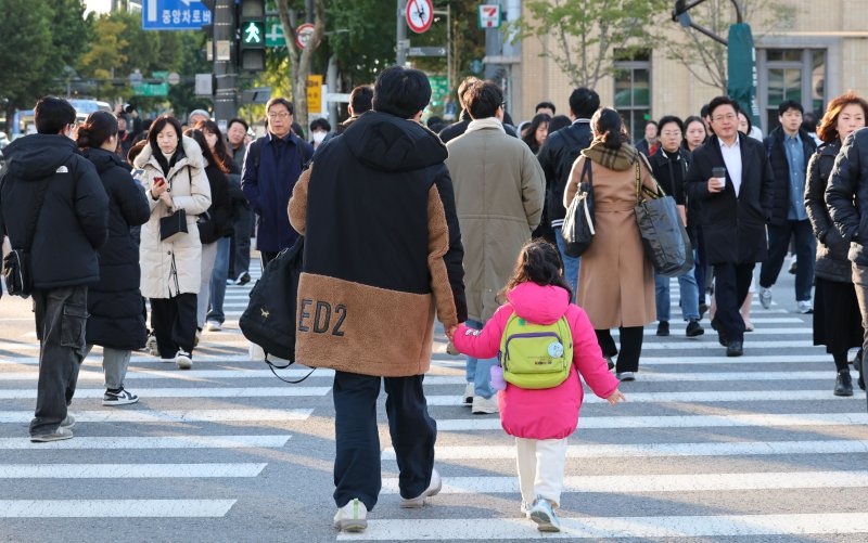 [서울=뉴시스] 권창회 기자 = 서울 아침 최저기온이 1도까지 떨어지며 첫 한파특보가 발령된 3일 오전 서울 종로구 광화문 네거리에서 직장인들이 출근하고 있다. 2025.11.03. kch0523@newsis.com