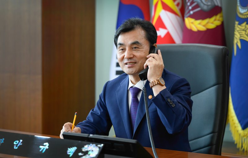[서울=뉴시스] 안규백 국방장관 통화모습. (사진=국방부 제공) 2025.07.31. photo@newsis.com *재판매 및 DB 금지