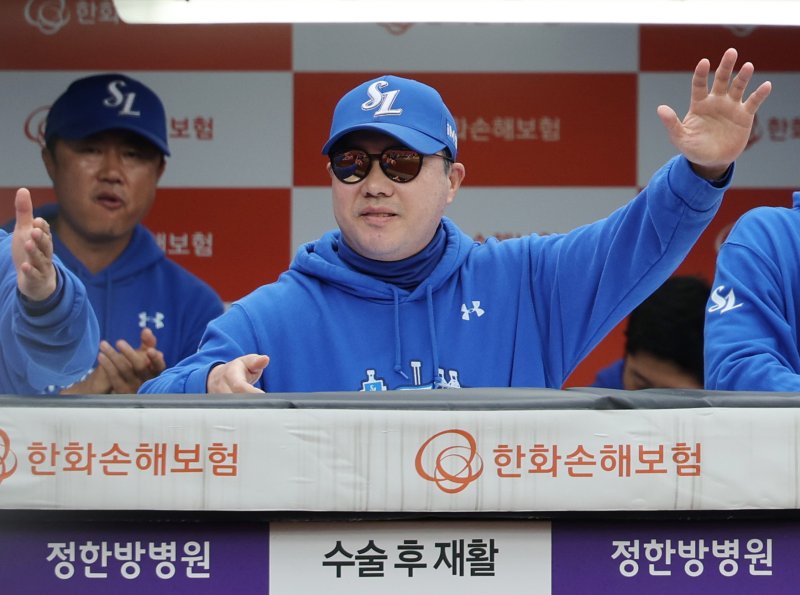 [대전=뉴시스] 김진아 기자 = 18일 대전 중구 한화생명볼파크에서 열린 2025 KBO 포스트시즌 플레이오프 1차전 삼성 라이온즈와 한화 이글스의 경기, 3회초 2사 2루 삼성 김영웅이 동점 적시타 때 삼성 박진만 감독이 홈으로 들어온 김성윤과 하이파이브를 하고 있다. 2025.10.18. bluesoda@newsis.com