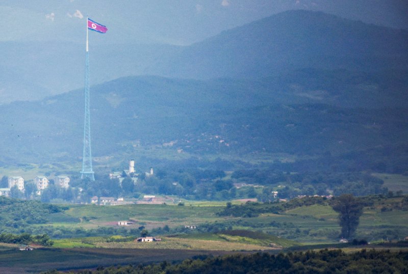 [파주=뉴시스] 정병혁 기자 = 지난 8월 19일 경기 파주시 접경지역에서 바라본 북측 기정동 마을 인공기가 바람에 펄럭이고 있다.2025.11.4. jhope@newsis.com