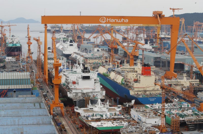 도널드 트럼프 미국 대통령이 한국의 핵 추진 잠수함 건조를 승인한 30일 경남 거제시 한화오션 거제사업장에 대형 크레인과 건조 중인 선박이 보이고 있다. 2025.10.30/뉴스1 ⓒ News1 윤일지 기자