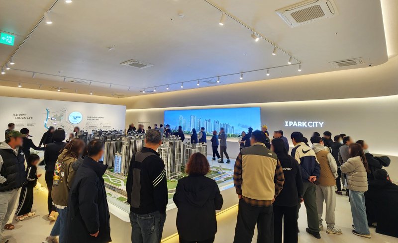 운정 아이파크 시티 견본주택을 찾은 내방객들로 붐비고 있다. (사진=HDC현대산업개발 제공) *재판매 및 DB 금지