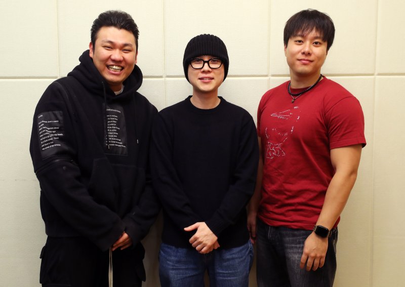 [서울=뉴시스] 김혜진 기자 = 스탠다드프렌즈 사운드디자인 레이블 메이트(왼쪽부터 윤준혁, 박준우, 김선규 엔지니어)가 지난 21일 서울 마포구 스탠다드프렌즈 사옥에서 뉴시스와 인터뷰에 앞서 포즈를 취하고 있다. 2025.10.27. jini@newsis.com