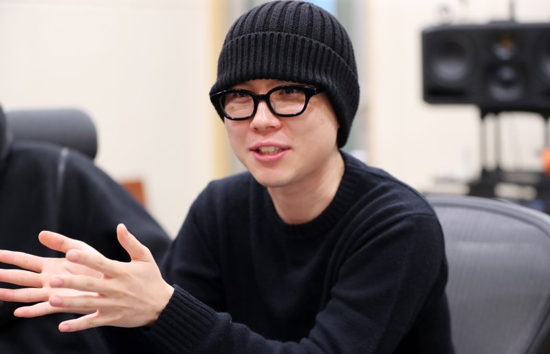 [서울=뉴시스] 김혜진 기자 = 스탠다드프렌즈 사운드디자인 레이블 메이트(MATE) 박준우 엔지니어가 지난 21일 서울 마포구 스탠다드프렌즈 사옥에서 뉴시스와 인터뷰를 하고 있다. 2025.10.27. jini@newsis.com