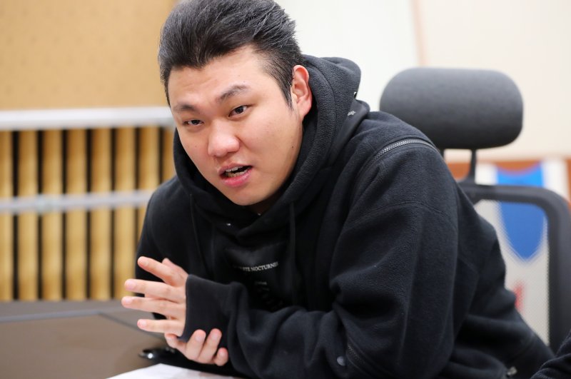 [서울=뉴시스] 김혜진 기자 = 스탠다드프렌즈 사운드디자인 레이블 메이트(MATE) 윤준혁(HRBstage) 엔지니어가 지난 21일 서울 마포구 스탠다드프렌즈 사옥에서 뉴시스와 인터뷰를 하고 있다. 2025.10.27. jini@newsis.com