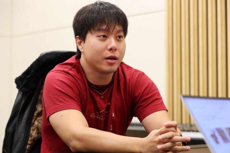 [서울=뉴시스] 김혜진 기자 = 스탠다드프렌즈 사운드디자인 레이블 메이트(MATE) 김선규 엔지니어가 지난 21일 서울 마포구 스탠다드프렌즈 사옥에서 뉴시스와 인터뷰를 하고 있다. 2025.10.27. jini@newsis.com