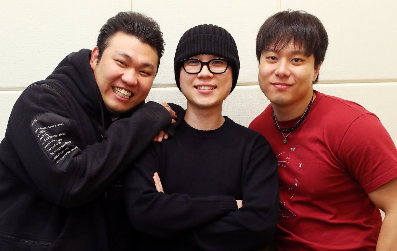 [서울=뉴시스] 김혜진 기자 = 스탠다드프렌즈 사운드디자인 레이블 메이트(왼쪽부터 윤준혁, 박준우, 김선규 엔지니어)가 지난 21일 서울 마포구 스탠다드프렌즈 사옥에서 뉴시스와 인터뷰에 앞서 포즈를 취하고 있다. 2025.10.27. jini@newsis.com