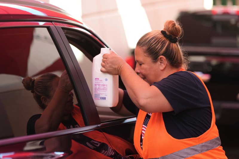 [샌안토니오=AP/뉴시스] 27일(현지 시간) 미 텍사스주 샌안토니오에서 한 자원봉사자가 연방 셧다운으로 영향받은 연방 직원 가정과 저소득층 식품 보조 프로그램(SNAP) 수혜자들에게 우유를 나눠주고 있다. 2025.10.28.