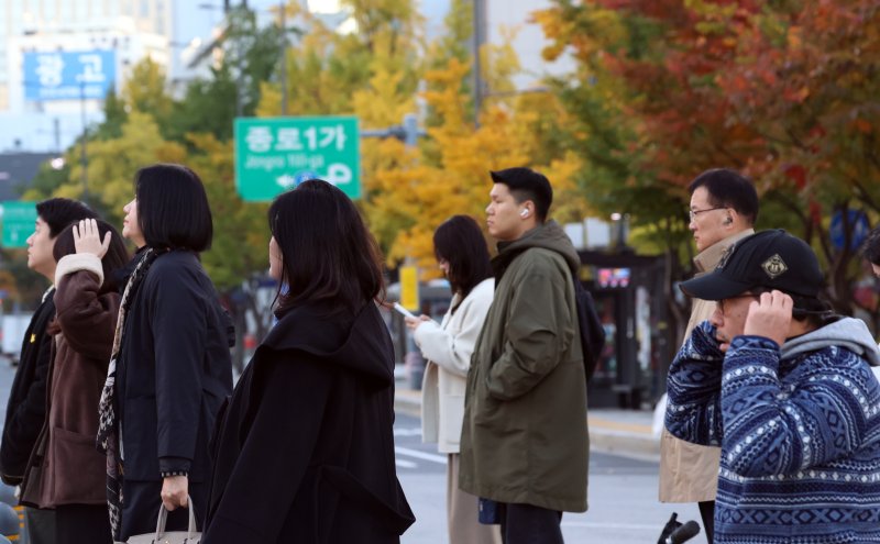 지난 3일 오전 전국의 기온이 영하권으로 떨어지며 출근길 추위가 찾아온 가운데 서울 광화문 네거리에서 시민들이 잔뜩 움츠린 채 이동하고 있다. 2025.11.3/뉴스1 ⓒ News1 김명섭 기자