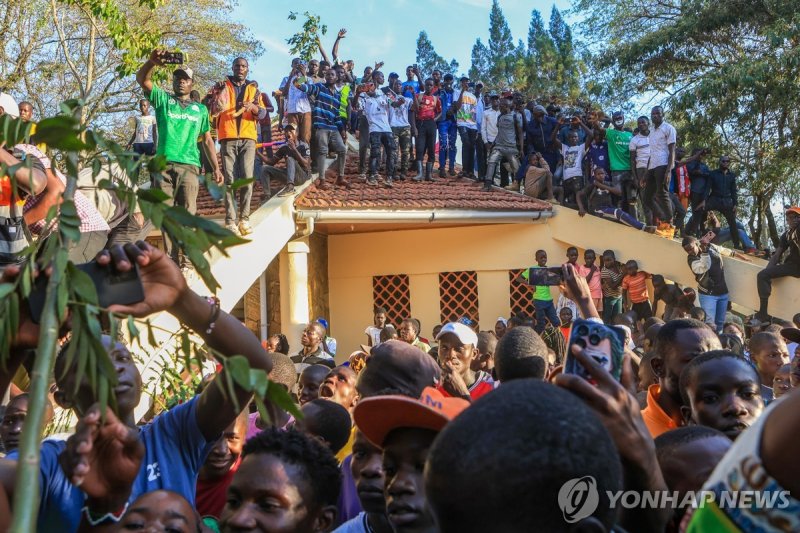 오딩가 전 총리 애도를 위해 모인 케냐 군중들 (출처=연합뉴스)