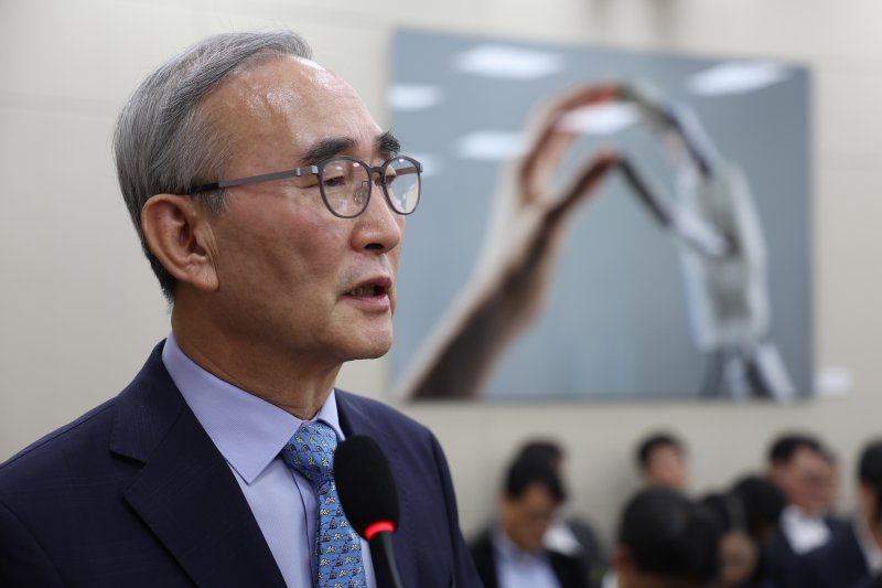 [서울=뉴시스] 김명년 기자 = 김영섭 KT 대표가 29일 오후 서울 여의도 국회 과학기술정보방송통신위원회에서 열린 과학기술정보통신부 등에 대한 국정감사에서 이훈기 더불어민주당 의원의 질의에 답하고 있다. 2025.10.29. kmn@newsis.com