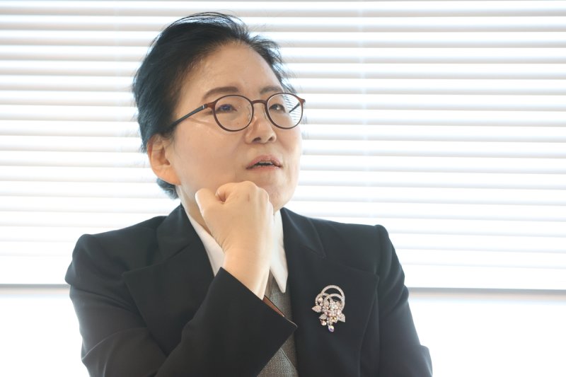 인터뷰하는 신일숙 작가 (출처=연합뉴스)