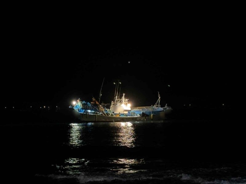 [제주=뉴시스] 3일 오후 제주시 한림읍 협재리 해상에서 어선이 좌초돼 해경이 구조에 나서고 있다. (사진=제주해양경찰서 제공) 2025.11.04. photo@newsis.com