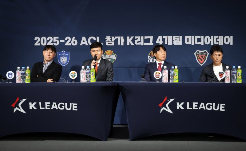 [서울=뉴시스] 배훈식 기자 = 2025-26 ACL 참가 K리그 4개팀 미디어데이가 열린 지난 9월4일 오전 서울 축구회관에서 울산HD FC 신태용(왼쪽부터) 감독, 강원FC 정경호 감독, 서울FC 김기동 감독, 포항 스틸러스 박태하 감독이 취재진의 질문에 답하고 있다. 2025.09.04. dahora83@newsis.com
