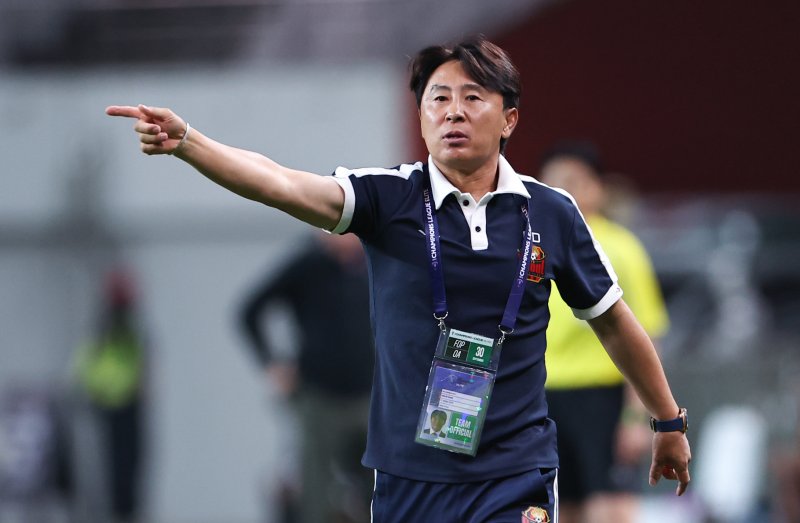 [서울=뉴시스] 최진석 기자 = 지난 9월30일 오후 서울 마포구 서울월드컵경기장에서 열린 2025~2026시즌 아시아축구연맹(AFC) 챔피언스리그 엘리트(ACLE) 리그 스테이지 2차전 부리람 유나이티드와 FC서울의 경기, FC서울 김기동 감독이 작전지시를 하고 있다. 2025.09.30. myjs@newsis.com