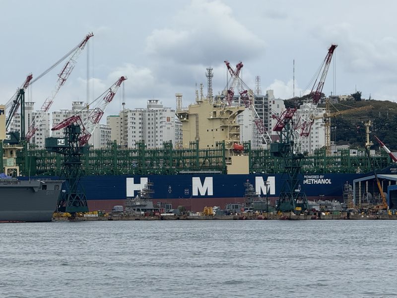 HJ중공업이 영도조선소에서 건조 중인 9000TEU급 HMM 아이비. 사진=강구귀 기자