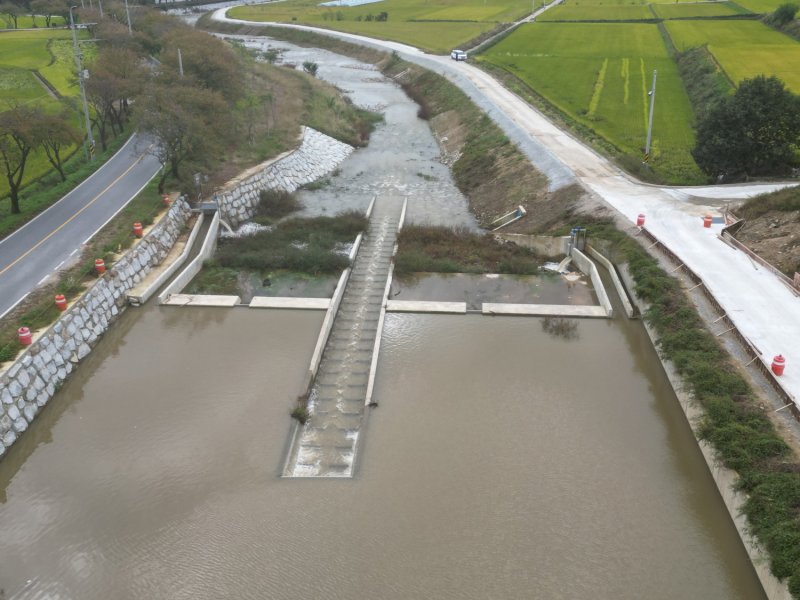 [예천=뉴시스] 예천 금곡천 생태하천 지거리보 어도 (사진=예천군 제공) 2025.11.04. photo@newsis.com *재판매 및 DB 금지