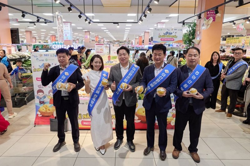 하노이 AEON몰 아산 배 판촉 행사 참석한 오세현 시장(왼쪽 3번째) (출처=연합뉴스)