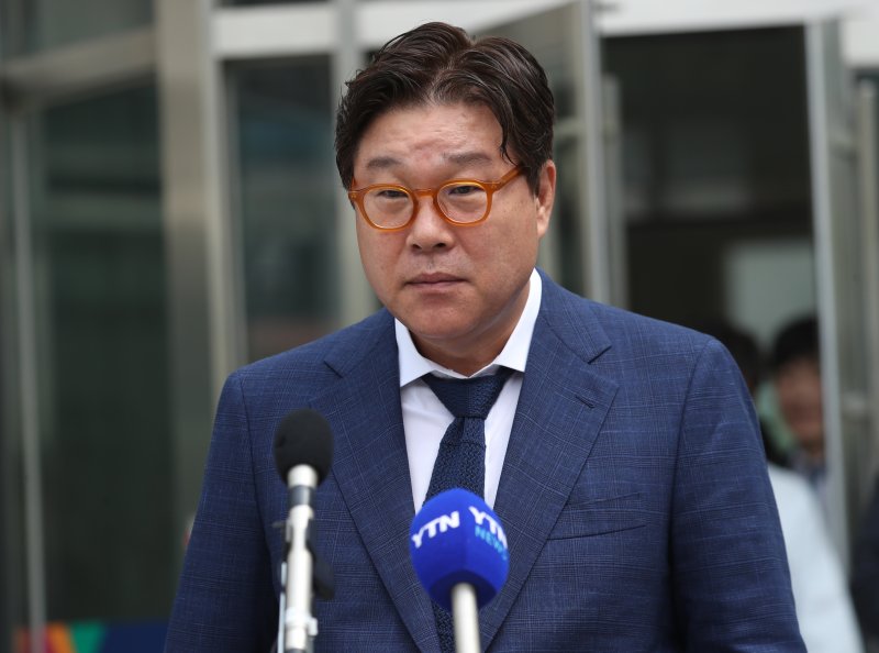 대북송금 관련 혐의로 기소된 김성태 전 쌍방울그룹 회장이 12일 오후 경기 수원시 영통구 수원지방법원에서 열린 선고 공판을 마치고 나와 취재진의 질문에 답하고 있다. 2024.7.12/뉴스1 ⓒ News1 김영운 기자