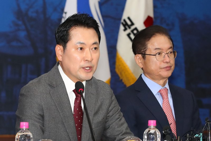 장동혁 국민의힘 대표(왼쪽)가 3일 오후 경북 안동시 경북도청에서 열린 대구·경북 지역민생 예산정책협의회에서 인사말을 하고 있다. 오른쪽은 이철우 경북도지사. 2025.11.3/뉴스1 ⓒ News1 공정식 기자