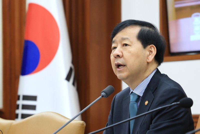 구윤철 경제부총리 겸 기획재정부 장관이 4일 오전 서울 종로구 정부서울청사에서 열린 경제관계장관회의 겸 물가관계장관회의 및 산업경쟁력강화 관계장관회의에서 모두발언을 하고 있다. 뉴스1