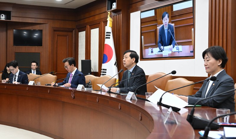 구윤철 부총리 겸 기획재정부 장관이 11월 4일 서울 종로구 정부서울청사에서 열린 '경제관계장관회의 겸 물가관계장관회의 겸 산업경쟁력강화 관계장관회의'를 주재, 모두발언을 하고 있다.(기재부 제공)