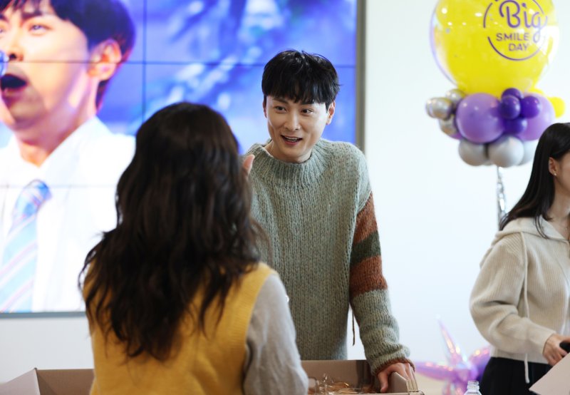 [서울=뉴시스] G마켓은 '빅스마일데이' 홍보 모델인 가수 민경훈이 서울 역삼동 본사를 방문해 임직원을 대상으로 응원의 메시지를 전했다고 4일 밝혔다.(사진=G마켓 제공) *재판매 및 DB 금지