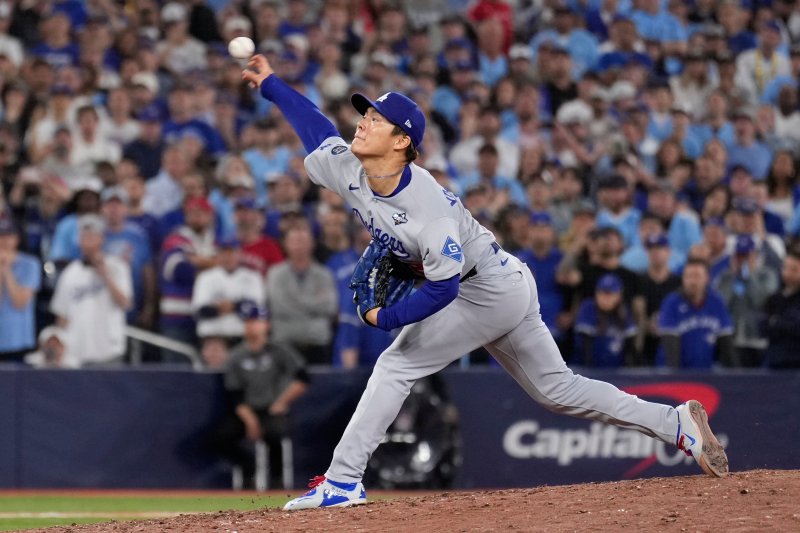 [토론토=AP/뉴시스] LA 다저스 야마모토 요시노부가 2일(한국 시간) 캐나다 온타리오주 토론토의 로저스센터에서 열린 2025 메이저리그(MLB) 포스트시즌 월드시리즈(WS·7전4선승제) 7차전 토론토 블루제이스와의 원정 경기에 불펜 등판해 공을 던지고 있다. 2025.11.02.