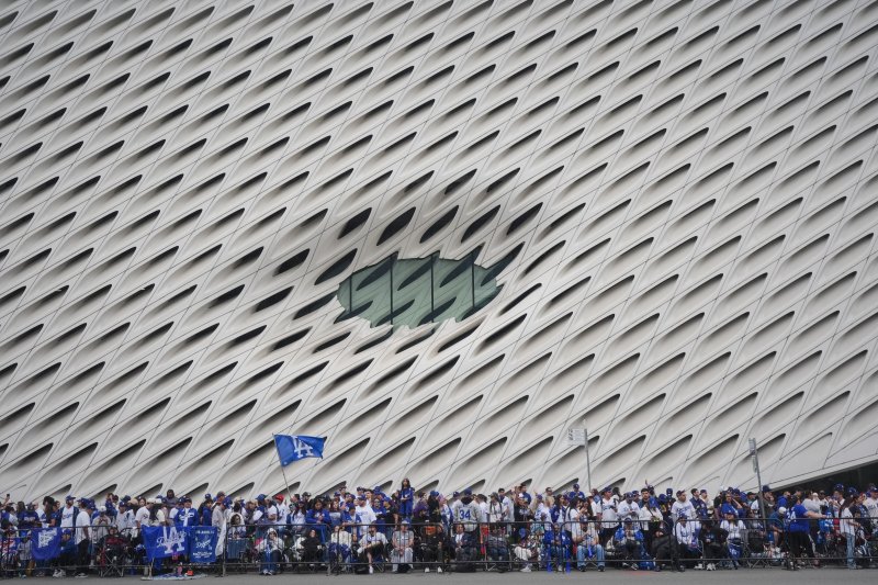 [로스앤젤레스=AP/뉴시스] 3일(현지 시간) 미국 캘리포니아주 로스앤젤레스에서 LA 다저스 메이저리그 월드시리즈 2연패 달성 기념 카퍼레이드 열린 가운데 팬들이 선수들을 기다리고 있다. 2025.11.04.