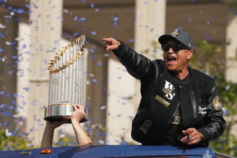 [로스앤젤레스=AP/뉴시스] 3일(현지 시간) 미국 캘리포니아주 로스앤젤레스에서 열린 LA 다저스 메이저리그 월드시리즈 2연패 달성 기념 카퍼레이드에서 데이브 로버츠 감독이 환호하고 있다. 2025.11.04.