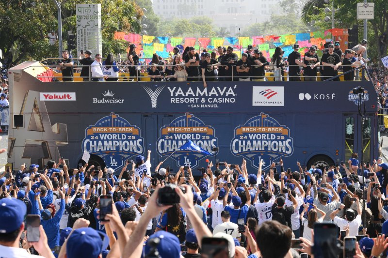 [로스앤젤레스=AP/뉴시스] 3일(현지 시간) 미국 캘리포니아주 로스앤젤레스에서 LA 다저스 메이저리그 월드시리즈 2연패 달성 기념 카퍼레이드가 펼쳐지고 있다. 2025.11.04.