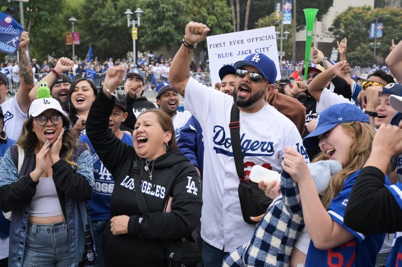 [로스앤젤레스=AP/뉴시스] 3일(현지 시간) 미국 캘리포니아주 로스앤젤레스에서 LA 다저스 메이저리그 월드시리즈 2연패 달성 기념 카퍼레이드가 펼쳐져 팬들이 환호하고 있다. 2025.11.04.