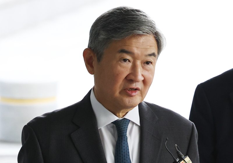 [서울=뉴시스] 최진석 기자 = 조태용 전 국정원장이 17일 서울 서초구 서울고검에 마련된 12·3 비상계엄 관련 내란·외환 의혹을 수사 중인 내란 특별검사팀(특별검사 조은석) 사무실에 피의자 신분으로 출석하고 있다. 2025.10.17. myjs@newsis.com