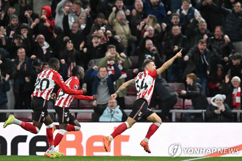 골세리머니를 펼치는 선덜랜드의 그라니트 자카 (출처=연합뉴스)