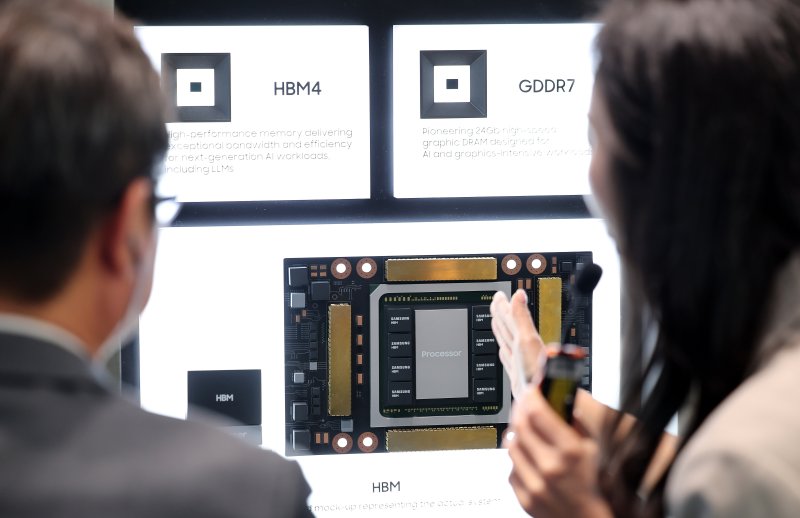 28일 경북 경주 엑스포공원 에어돔에서 열린 APEC CEO 서밋 부대행사인 'K-테크 쇼케이스' 삼성전자 부스에서 참석자가 HBM4를 둘러보고 있다. 2025.10.28/뉴스1 ⓒ News1 박지혜 기자