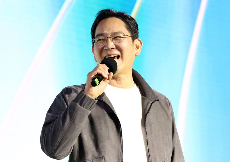 이재용 삼성전자 회장이 30일 오후 서울 강남구 코엑스 K-POP 광장에서 열린 지포스 게이머 페스티벌에서 발언하고 있다. (공동취재) 2025.10.30/뉴스1 ⓒ News1 김진환 기자