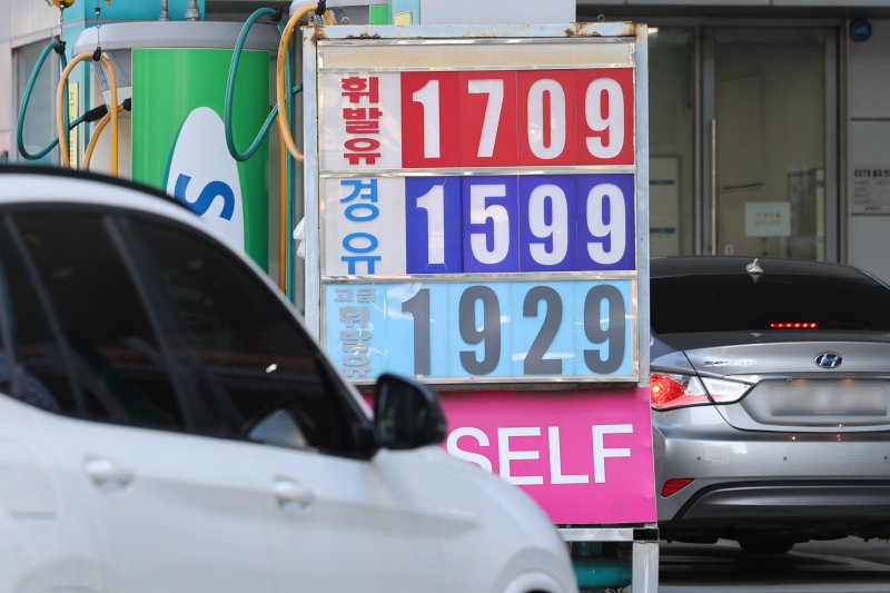 [서울=뉴시스] 권창회 기자 = 2일 서울 시내 한 주유소에 유가정보가 게시되어 있다. 2025.11.02. kch0523@newsis.com