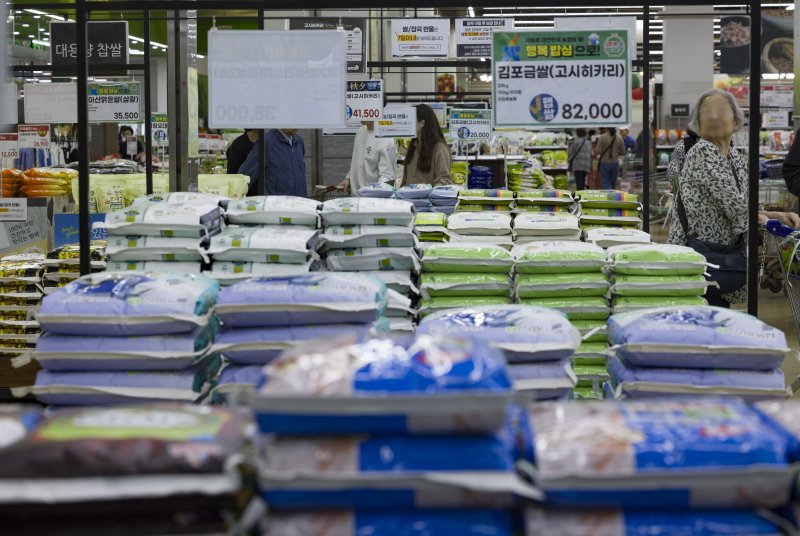 [서울=뉴시스] 김근수 기자 = 2일 서울 시내의 한 대형마트에 쌀이 진열돼 있다. 2025.10.02. ks@newsis.com