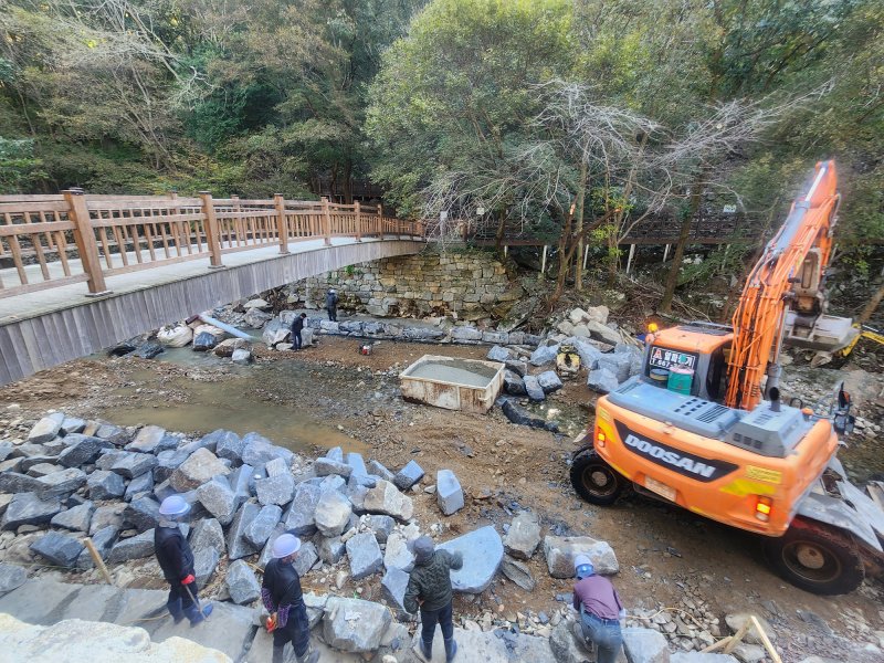 지난 8월 초부터 진행된 서산 용현리 마애여래삼존상 일원 복구 공사 모습(서산시 제공. 재판매 및 DB금지)2025.11.4/뉴스1