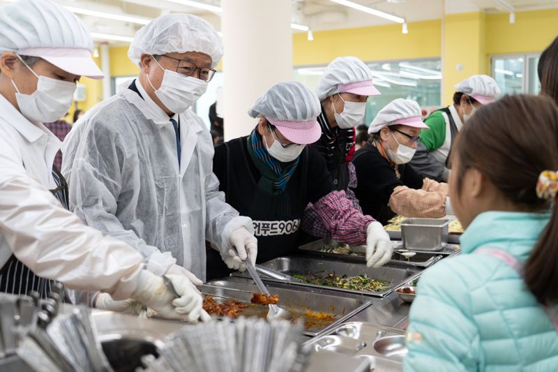 김석준 부산시교육감(왼쪽 두번째)이 지난 3일 부산진구 전포초에서 학생들에게 배식을 하고 있다. 부산시교육청 제공