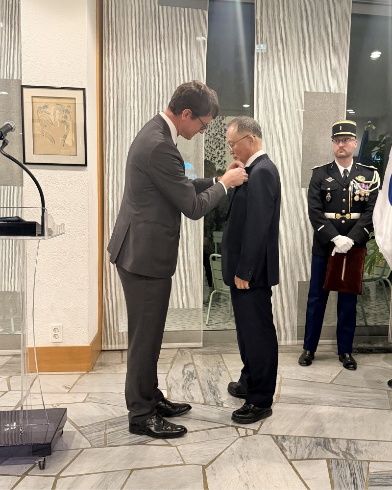 지난달 28일 필립 베르투 주한 프랑스 대사로부터 레지옹 도뇌르 훈장을 받고 있는 이상률 항우연 전 원장.(한국항공우주연구원 제공)