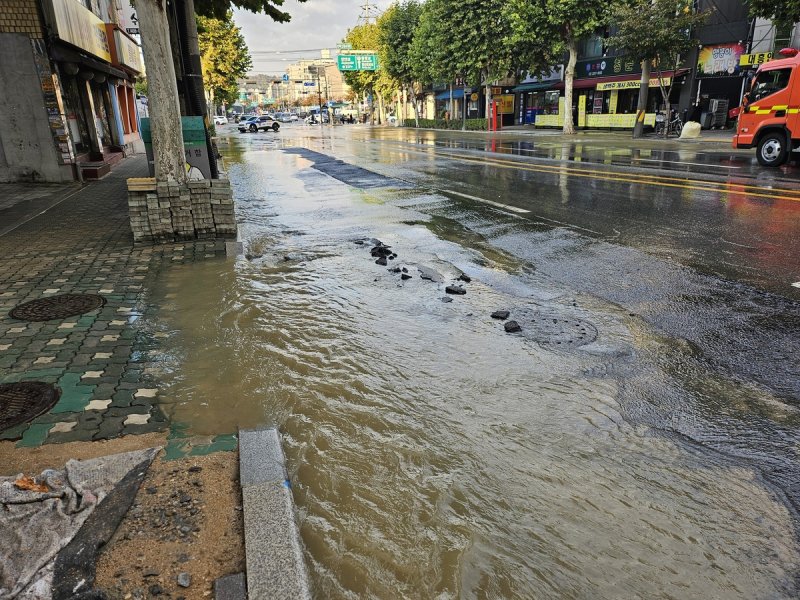 중랑구 면목2동 사거리 상수도 파열…도로 양방향 통제 (출처=연합뉴스)