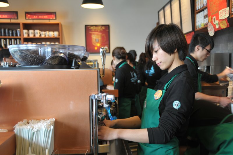 [샤먼(중국 푸젠성)=신화/뉴시스] 3일(현지 시간) 파이낸셜타임스(FT), 월스트리트저널(WSJ)에 따르면 스타벅스는 중국 내 8000개 매장 운영하는 사업체의 지분 60%를 보위캐피털이 인수하고, 자사는 40%의 지분을 유지하기로 합의했다. 사진은 중국 푸젠성 샤먼에 개점한 스타벅스 매장. 2025.11.04.