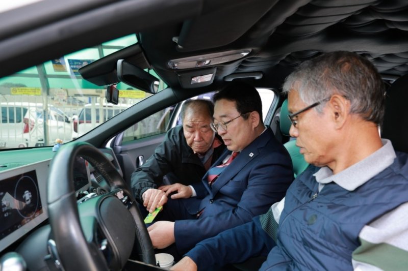 택시요금 결제하는 황규철 군수(가운데) (출처=연합뉴스)